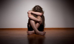 Πατέρας ασελγούσε σε βάρος της 12χρονης κόρης του σε σπίτι-κολαστήριο