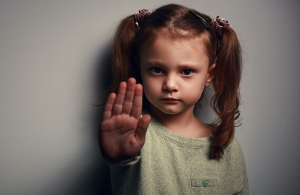 Σάλος με βίντεο που προτρέπει σε σεξουαλική κακοποίηση παιδιών από γονείς