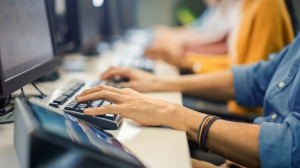 Eurostat: Οι Έλληνες δουλεύουν τις περισσότερες ώρες στην Ε.Ε.