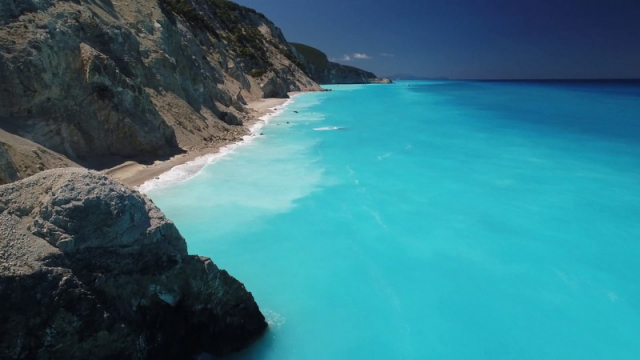 Εγκρεμνοί: Η παραλία της Λευκάδας με το απέραντο γαλάζιο από ψηλά (βίντεο)