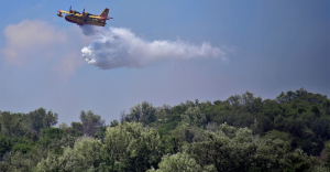 Πυρκαγιά στο Άγιο Όρος: Καίγεται δάσος στη Μονή Μεγίστης Λαύρας