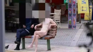 Ηράκλειο: Άνδρας καθόταν ολόγυμνος σε παγκάκι και έβλεπε το σιντριβάνι