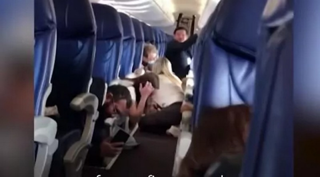 Κέρκυρα: Εικόνες μέσα από το αεροπλάνο της EasyJet που έπεσε σε αναταράξεις σε πτήση για Λονδίνο (βίντεο)