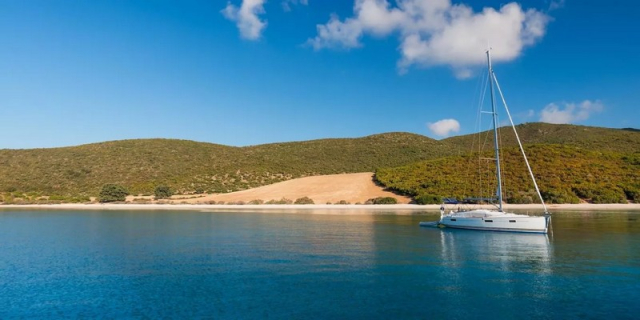 Βαθυαβάλι: Βουτιά στην ομορφότερη παραλία της Αιτωλοακαρνανίας