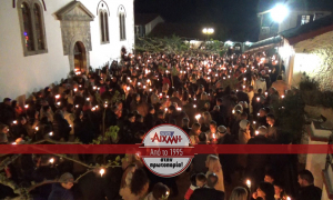 Κατάμεστο το προαύλιο της Ι.Μ. Φανερωμένης για το "Χριστός Ανέστη"