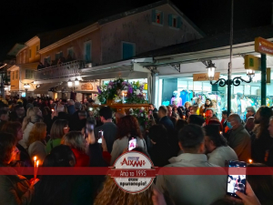 Κορυφώθηκε το Θείο Δράμα - Περιφορά Επιταφίων της Λευκάδας στον πεζόδρομο