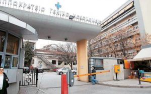Θεσσαλονίκη: Ασθενής που ξύπνησε από κώμα σε «αμόκ», ξυλοκόπησε νοσηλεύτριες και... ούρησε σε φορείο