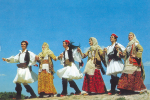 Εκμάθηση παραδοσιακών χορών από τον πολιτιστικό σύλλογο Παλαίρου