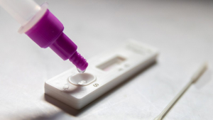 Κορωνοϊός: Τεράστια αύξηση σε self και rapid test - «Όταν νοσήσουν όλοι, το κύμα θα υποχωρήσει»