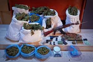 Μυλοπόταμος: Εντοπίστηκε μεγάλη ποσότητα χασίς και όπλα – Δυο συλλήψεις