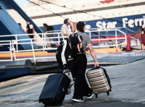 Αυξημένη η τουριστική κίνηση στα νησιά, «βραχνάς» τα ακτοπλοϊκά εισιτήρια