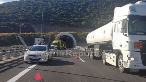 Οδηγός νταλίκας λιποθύμησε στο τιμόνι από αλλεργικό σοκ στα τούνελ της Στυλίδας
