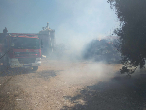 Πάλαιρος. Καίγεται κτηνοτροφική μονάδα