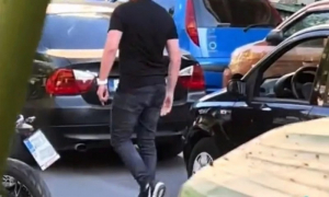 Άνδρας βρίζει και σηκώνει χέρι σε γυναίκα οδηγό στην Αθήνα (video)