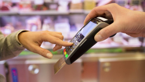 Έρχονται POS... παντού: Τέλος στο «υποχρεωτικά μετρητά» σε ταξί, περίπτερο και γυμναστήριο