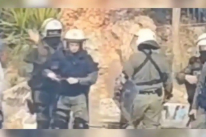 Εξάρχεια: ΜΑΤατζής έριξε… σφαλιάρα σε συνάδελφό του και έγινε viral