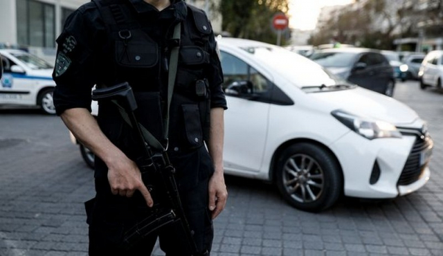 Κρήτη: Αστυνομικός ξυλοκοπούσε την κοπέλα του στη μέση του δρόμου