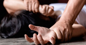 Βιασμός στην Πετρούπολη: «Πώς με βίασαν οι δύο ένοπλοι Ρομά στις τουαλέτες του μπαρ»