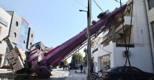Γερανοφόρο όχημα έπεσε σε σπίτι στο Περιστέρι - Δείτε βίντεο