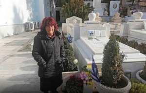 Εδώ και 15 χρόνια μια γυναίκα φροντίζει καθημερινά τον τάφο του Αρχιεπισκόπου Χριστόδουλου χωρίς κανείς να της το ζητήσει
