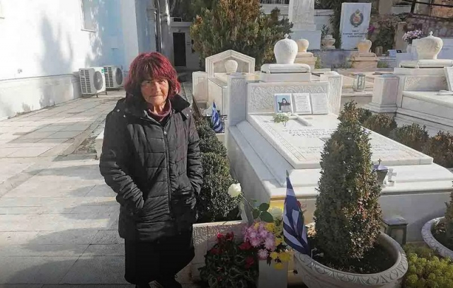 Εδώ και 15 χρόνια μια γυναίκα φροντίζει καθημερινά τον τάφο του Αρχιεπισκόπου Χριστόδουλου χωρίς κανείς να της το ζητήσει