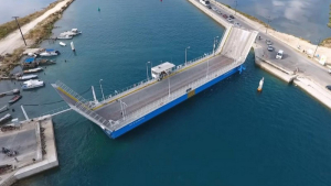 Λιγότερες φορές θα κλείνει η πλωτή Γέφυρα Λευκάδας / Πότε ξεκινάει η εφαρμογή του νέου ωραρίου