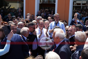 Έξω από τα δόντια: Επισκέψεις - παρωδία!