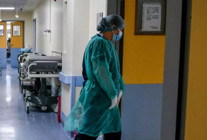 ΕΣΥ: Μέτρα δύο ταχυτήτων για να επιστρέψουν οι ανεμβολίαστοι υγειονομικοί