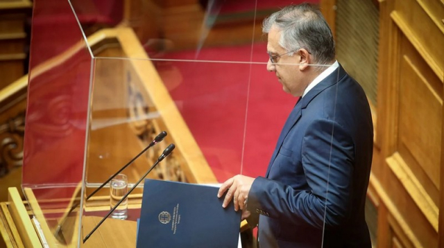 Ο Θεοδωρικάκος κατέβηκε από το βήμα της Βουλής λόγω αδιαθεσίας (video)