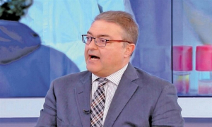 Βασιλακόπουλος: «Τι γράμματα θα μάθει στο παιδί μου ο ανεμβολίαστος εκπαιδευτικός;»