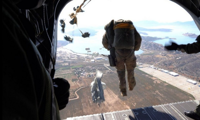 Ο Στρατηγός Φλώρος έκανε άλμα από ελικόπτερο σε άσκηση των Ο.Υ.Κ.