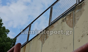 Λαμία: Στο νοσοκομείο μαθητής - Έπεσε από ύψος 5 μέτρων, όταν υποχώρησε κάγκελο