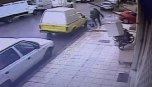 Τρίκαλα: Η στιγμή της ληστείας σε βάρος σεκιουριτά που μετέφερε χρήματα από κατάστημα
