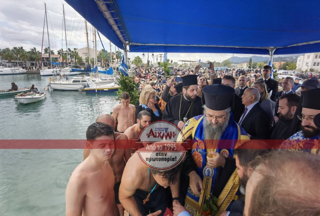 Κοσμοσυρροή στη Λευκάδα για τα Θεοφάνεια (φωτο - βίντεο)