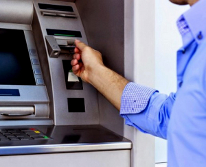 Τα κέρδη των τραπεζών μεγαλώνουν, τα ΑΤΜ μειώνονται / 52 δήμοι χωρίς μηχάνημα!