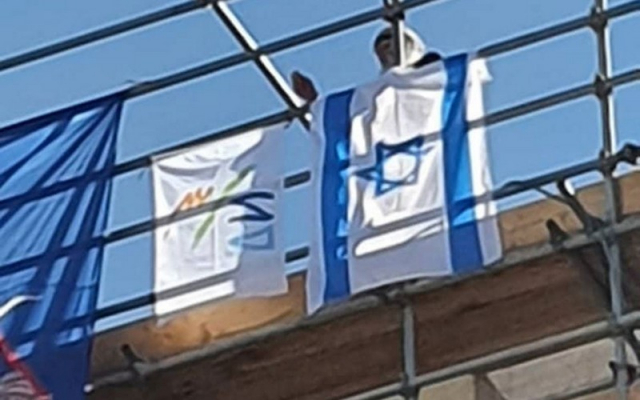 Κατέβηκε ο άνδρας που είχε σκαρφαλώσει στην κορυφή του Παρθενώνα κρατώντας πανό και σημαίες!