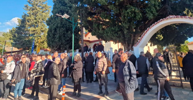 Το τελευταίο αντίο στον Βασίλη Καρρά στη γενέτειρά του, το Κοκκινοχώρι Καβάλας