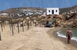 Μύκονος: Eπιχειρηματίας κατέβασε μπουλντόζα στην παραλία