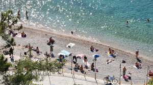 Καιρός: Ένας ασυνήθιστα ζεστός Οκτώβριος έφερε τον κόσμο στις παραλίες