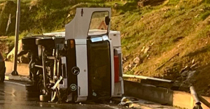 Φορτηγό ανετράπη στο Κερατσίνι: Νεκρή η 54χρονη μητέρα του οδηγού