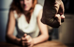 Σοκ στη Λαμία! Χτύπησε την γυναίκα του και έπιασε την κόρη του από το λαιμό!