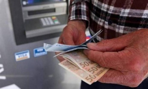 Ψαλίδι στις αυξήσεις των εργαζόμενων συνταξιούχων