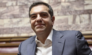 Αλέξης Τσίπρας σε δημοσιογράφους: «Εδώ είμαι, δεν έφυγα»