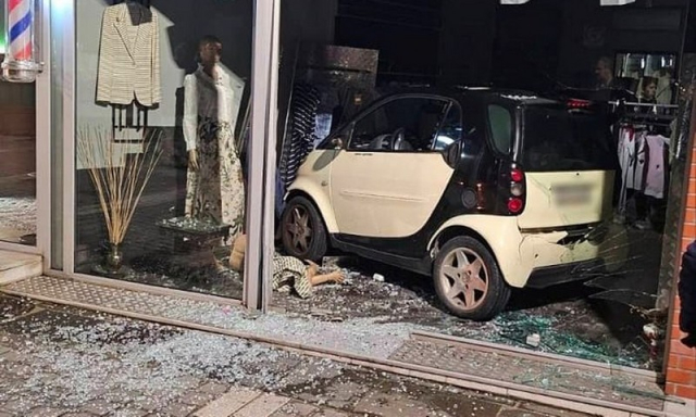 Απίστευτο τροχαίο στα Ιωάννινα: Αυτοκίνητο κατέληξε στη βιτρίνα καταστήματος
