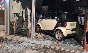 Απίστευτο τροχαίο στα Ιωάννινα: Αυτοκίνητο κατέληξε στη βιτρίνα καταστήματος