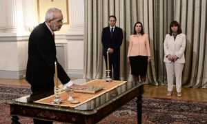 Ορκίστηκε υπηρεσιακός πρωθυπουργός ο Ιωάννης Σαρμάς - Παραλαμβάνει «μπλε φάκελο» από τον Μητσοτάκη