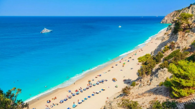 Συναγερμός στον τουρισμό: Η υπερπροσφορά καταλυμάτων ρίχνει τις πληρότητες...
