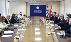 Ελληνοτουρκικά: Σε καλό κλίμα η συνάντηση Φραγκογιάννη - Ακσαπάρ