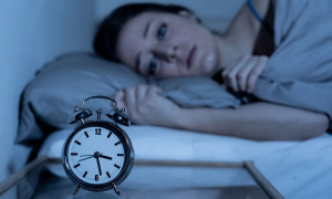 Αϋπνία: Ένας γιατρός αποκαλύπτει τις 5 συνήθειες που μας χαλούν τον ύπνο