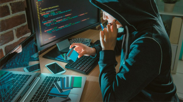 Κλέβουν κωδικούς καρτών και παίζουν στοίχημα και ρουλέτα στα κινητά